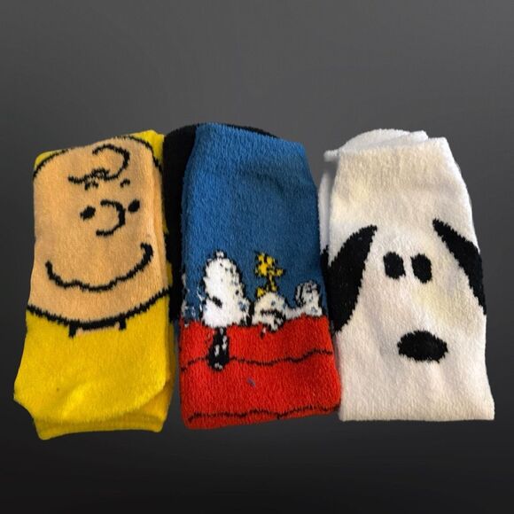 NWOT Unisex 3 Pairs of Peanuts Snoopy Charlie Brown Woodstock Fuzzy Socks O/S - Picture 2 of 2